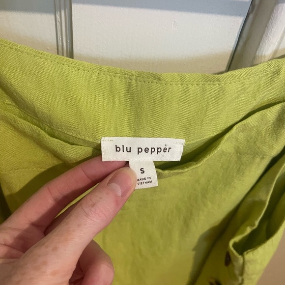 Green tank with button detailing - Picture 2 of 7